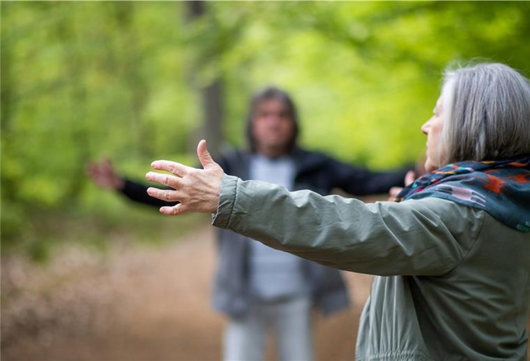 Waldbaden – ein Selbstversuch mit Aha-Erlebnissen Dehnen und atmen: „Das Herz öffnen“, heißt diese Übung. Sie ist dem chinesischen Qigong entnommen. Suse Weber nimmt Andreas Schoener mit auf eine besondere Reise.