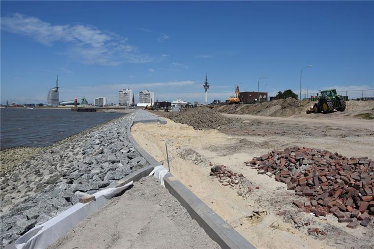 Der Seedeich in Bremerhaven wird breiter Der Deichfuß wurde mit Granitsteinen befestigt. Um ihnen Halt zu geben, werden die Steine mit Fließbeton vergossen. Der Treibselräumweg davor wird wie am Lohmann-Deich mit Verkalit-Deckwerksteinen gepflastert. Sein neues Profil erhält der Deich erst in den kommenden Wochen.