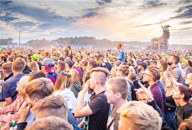 Deichbrand: Diese Botschaft sendet Cuxhavens OB Deichbrand 2019: Auftritt von "Bonez MC & Raf Camora" mit feierdem Publikum.