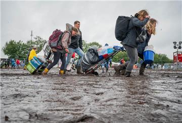 Deichbrand 2023: Stau in Wanhöden zur Abreise am Festivalsonntag sowie Schlammschlacht und Wasserlöcher auf dem Festivalparkplatz.