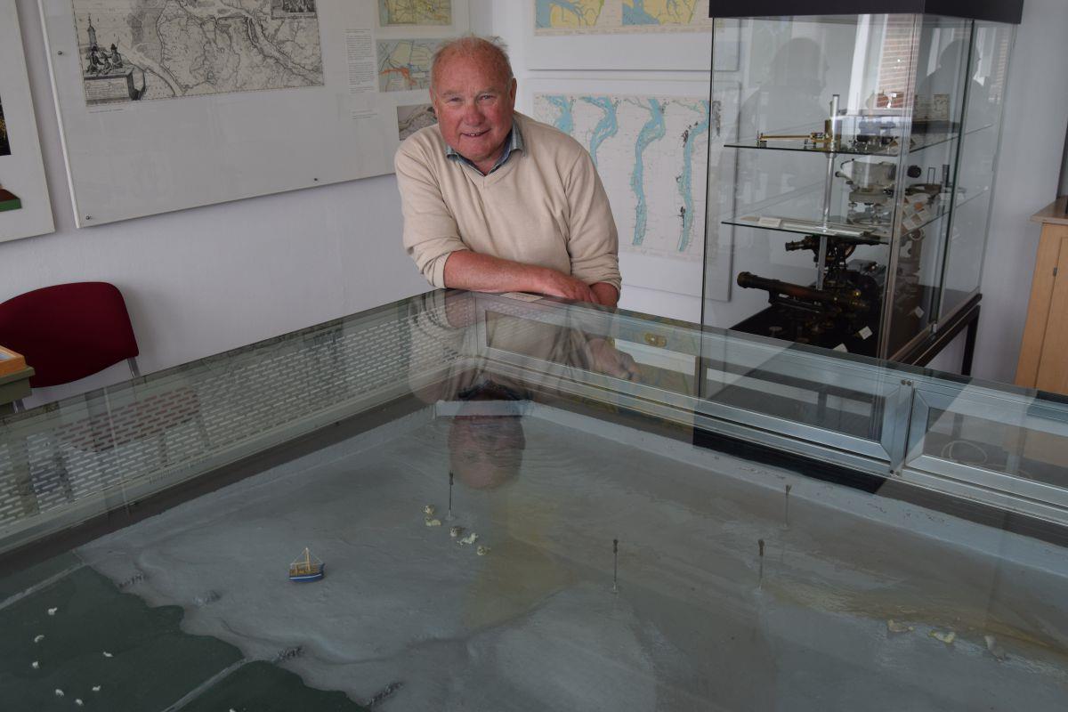 Internationaler Museumstag: Museen präsentieren ihre Vielfalt Deichexperte Wolfgang Köthe mit seinem Lieblingsstück der Ausstellung: einem Modell der Dorumer Küste, das die Besucher per Knopfdruck fluten können.