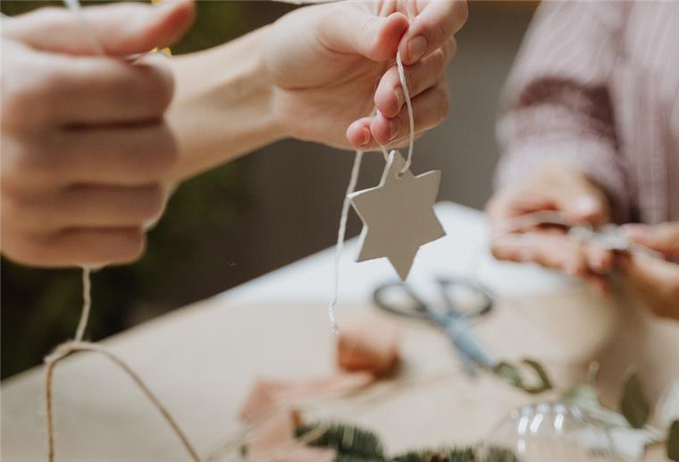 Nachhaltige Weihnachtsdeko basteln Sterne aus Holz