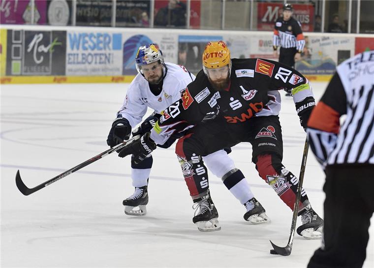 Keine Chance auf München: Kevin Lavallée macht Einzeltraining DEL-Eishockey in der Eisarena mit den Fischtown Pinguins und den Red Bulls München. Kevin Lavallèe gegen Brooks Macek. Foto Scheschonka