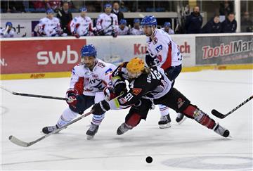 DEL-Eishockey mit den Fischtown Pinguins und den Adlern aus Mannheim in der Eisarena. Rob Bordson gegen Sinan Akdag. Foto Scheschonka
