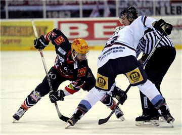 DEL2-Eishockey in der Eisarena mit den Fischtown Pinguins und dem SC Riessersee. Li. Jordan Owens beim Bully. Foto Scheschonka