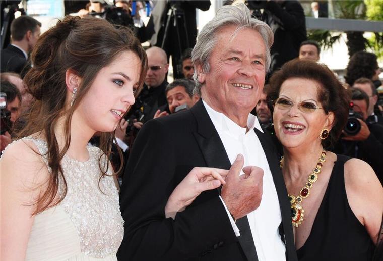 Ein Engel in Teufelsgestalt: Filmlegende Alain Delon ist tot Delon galt als Frauenheld, hier ist er bei einer Veranstaltung an der Seite seiner Tochter Anouchka und der Schauspielerin Claudia Cardinale zu sehen. (Foto - Archiv)