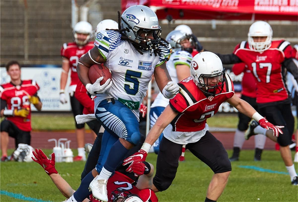 Freundschaftsspiele sind ein Trostpflaster für die Seahawks Delvin Welch (weißes Trikot) und seine Mitspieler von den Seahawks sind schon ganz heiß darauf, sich endlich mit anderen Mannschaften messen zu können.