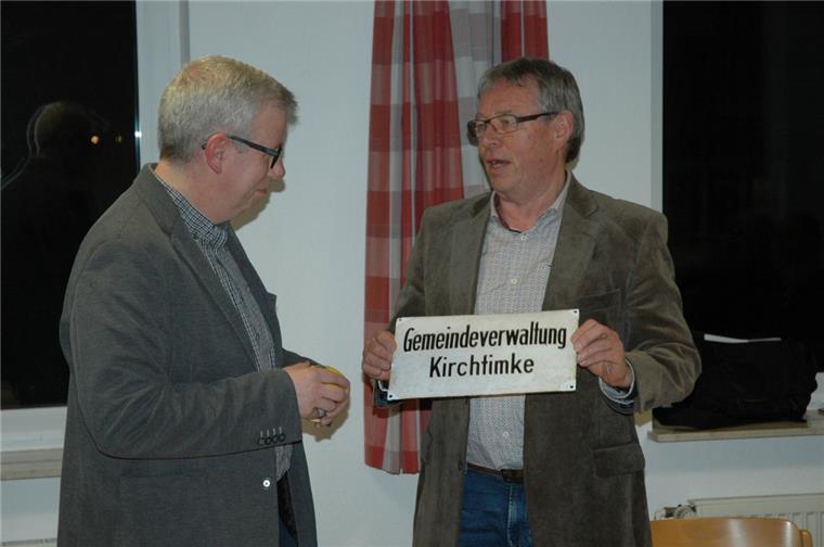 Frank Tibke ist neuer Bürgermeister in Kirchtimke Dem Amtswechsel folgte ein Umzug des Gemeindebüros. Dieses befindet sich jetzt nebenan von Frank Tibke, im Haus seines Vaters an der Hauptstraße. Armin Springwald (rechts) übergibt seinem Nachfolger ein entsprechendes Schild.
