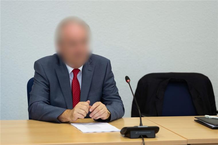 Ehemaliger Polizeichef von Wilhelmshaven steht vor Gericht Dem ehemaligen Polizeichef von Wilhelmshaven wirft die Staatsanwaltschaft vor, seinen Dienstwagen zwischen Mai 2011 und März 2013 in 90 Fällen unberechtigt genutzt zu haben.