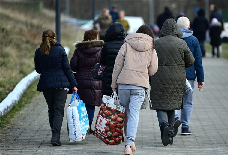 Geflüchtete können bald Parkhotel Keck in der Wingst nutzen Ukrainische Flüchtlinge gehen die Straße entlang.