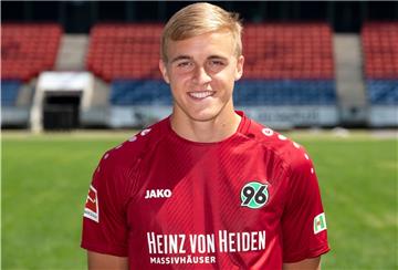 Dem mit dem Coronavirus infizierten Fußballprofi Timo Hübers (Hannover 96) geht es „den Umständen entsprechend“ gut.