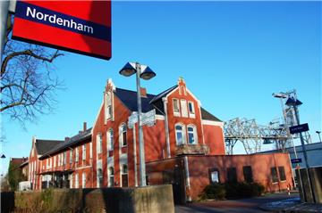 Dem Nordenhamer Bahnhof könnte bald neues Leben eingehaucht werden: Er soll neues Domizil der Kreisvolkshochschule werden.
