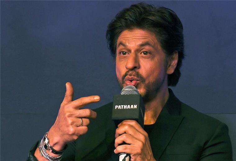Bollywood-Star Shah Rukh Khan gelingt großes Comeback Der Bollywood-Schauspieler Shahrukh Khan spricht während der Pressekonferenz zu seinem neuen Film "Pathaan".