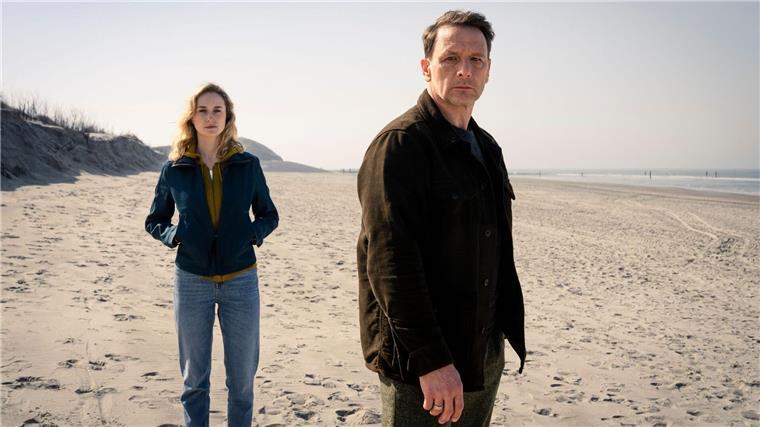 „Dünentod“: Krimireihe mit Nordic-Noir-Flair Dem Verbrechen auf der Spur: Mordermittler Tjark Wolf (Hendrik Duryn) und Polizeichefin Femke Folkmer (Pia-Micaela Barucki).