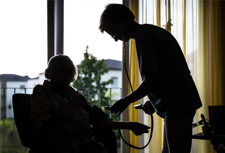 Pflegekräfte in Niedersachsen: Personalengpass verschärft sich 23.08.2018, Baden-Württemberg, Stuttgart: Eine Pflegekraft kümmert sich in einem Pflegeheim um eine ältere Dame und kontrolliert den Blutdruck. Foto: Christoph Schmidt/dpa +++ dpa-Bildfunk +++
