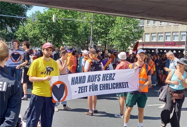 Bremer Bahnhofsvorplatz: Klima-Aktivisten erobern die Kreuzung 500 Unterstützer der Letzten Generation blockieren den Straßenverkehr vor dem Bremer Bahnhof.