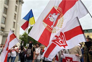 Demonstranten fordern in Kiew die Freilassung des in Weißrussland verhafteten weißrussischen Oppositionsaktivisten Roman Protassewitsch. 