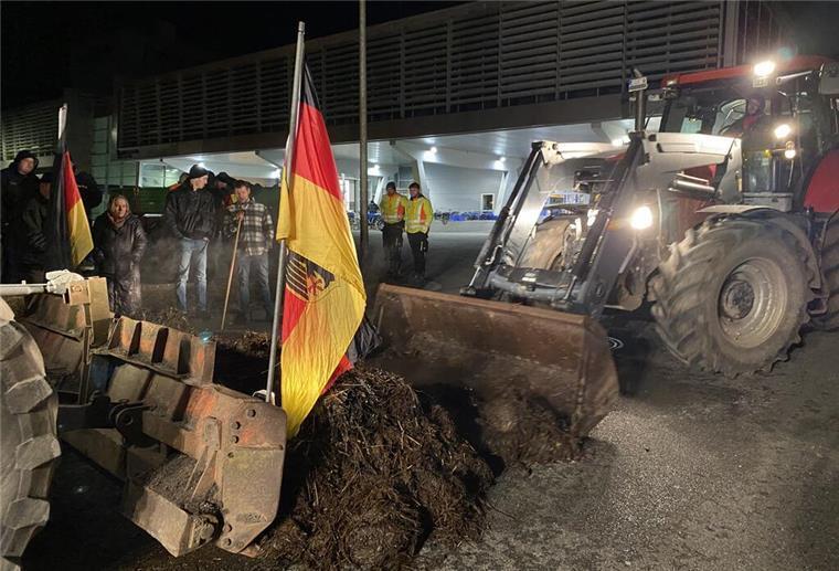 Misthaufen vor Druckzentrum der NORDSEE-ZEITUNG abgeladen - Verleger äußert sich Demonstranten haben in der Nacht versucht, die Auslieferung der Zeitungen zu verhindern und eine Fuhre Mist abgekippt.