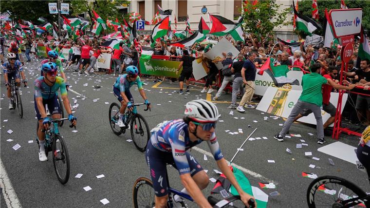 Nach Vuelta-Eklat: Kritik an propalästinensischen Protesten Demonstranten mit palästinensischen Fahnen sorgen bei der Vuelta für chaotische Zustände.