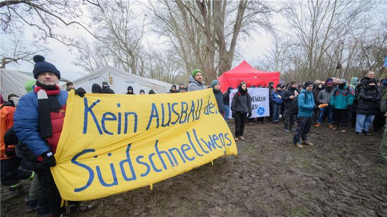 Ausbau des Südschnellwegs: Rodungsfahrzeuge in Baustelle Demonstranten nehmen an einem Rundgang durch die Leinemasch am Südschnellweg teil.