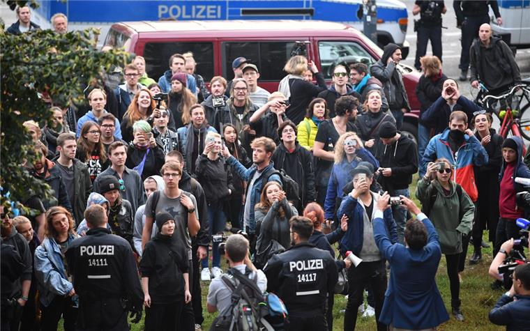 Demonstranten protestieren vor einer Wahlparty der AfD in Berlin. Nicht jeder freut sich über den Erfolg der rechtsnationalen Partei. 