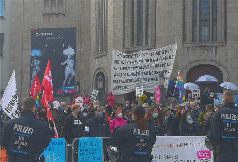 Bremerhavener stellen sich gegen NPD-Demo Demonstration gegen Rechts in Bremerhaven vor dem Theater.