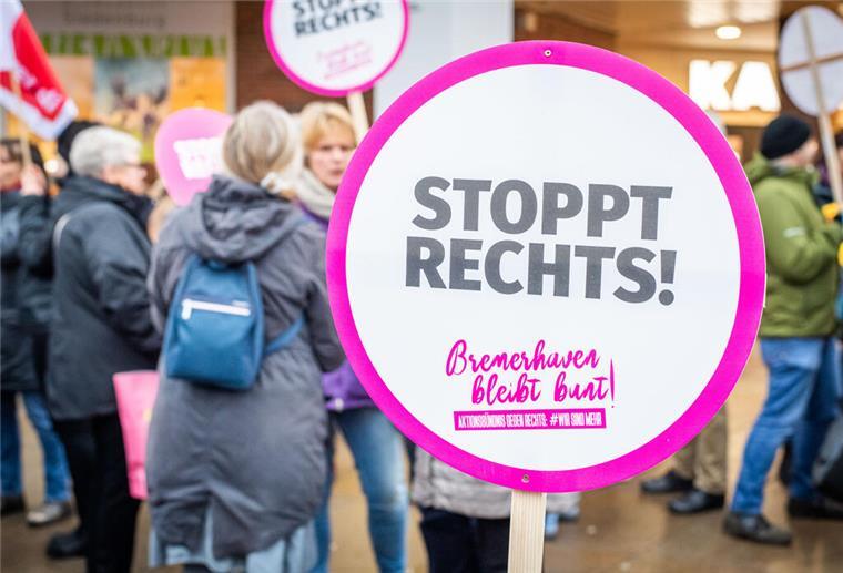 Soli-Party gegen Rechtsextremismus: Bremerhaven bleibt bunt Demonstration in der Fußgängerzone mit dem Aktionsbündnis gegen rechts, „Bremerhaven bleibt bunt!“ sowie der Bewegung "Omas gegen Rechts", das zur Kundgebung gegen die Initiative "Fridays gegen Altersarmut" aufgerufen hat. Im Bild: Die Demonstranten des Aktionsbündnis und Omas gegen Rechts versammeln sich zur Kundgebung vor Karstadt. Foto: Hartmann