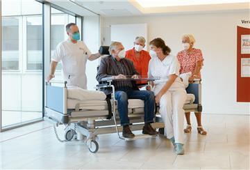 Demonstrieren gemeinsam fürs Foto, wie ein Querbettsessel angewendet wird (von links): Alexander Müller-Porwoll (Stationäre Physiotherapie), Wilfried Töpfer und Anke Zülch (Förderverein), Christiane Konietzny (Stationäre Physiotherapie) und Christiane Ganschow (Förderverein). 