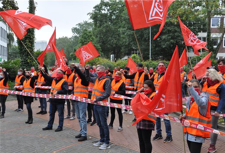 Hüttenarbeiter machen Druck für ihre Jobs Demonstrierende Hüttenarbeiter vorm Kreishaus in Brake. Sie riefen: „Beschäftigung sichern!“