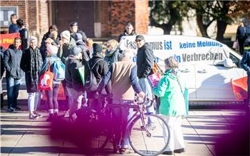 Demonstrierten gegen Rassismus und warben für ihre Demo am 10. November: Mitglieder des Vereins "Dialog Verein für gleiche Rechte" am Samstag vor der Große Kirche in Bremerhaven.