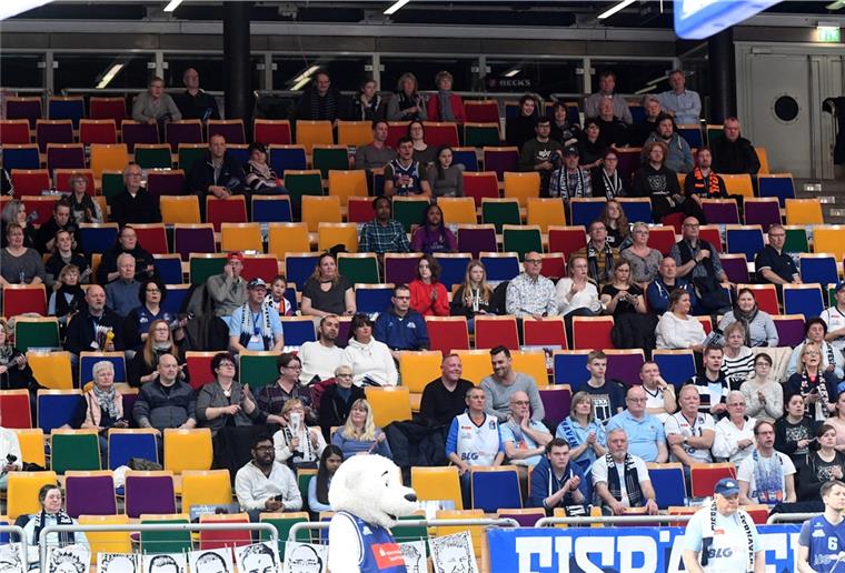 Auch den Eisbären droht das vorzeitige Saisonende Den 113:57-Kantersieg gegen Ehingen wollten am Dienstagabend nur 595 Zuschauer sehen. Vielleicht war es wegen der Corona-Krise das letzte Eisbären-Heimspiel in dieser Saison.