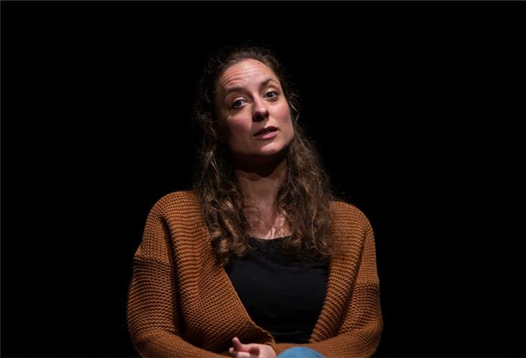 Theater Bremerhaven: Eine Frau blickt in den Abgrund Den 80 Minuuten dauernden Monolog in „Girls & Boys“ trägt Juliane Schwabe mühelos. Die Zuschauer im Kleinen Haus hängen gebannt an ihren Lippen. Foto: Melnikova