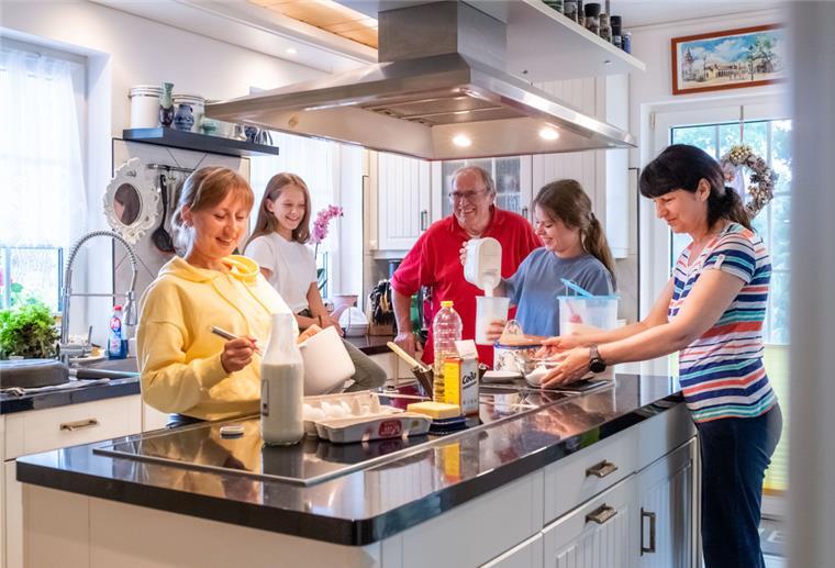 Den Alltag versüßen: Liudmyla, Kristina, Zarina und Nina bereiten mit Gastgeber Thomas Lang in der heimischen Küche in Langen einen Pfannkuchen nach ukrainischem Rezept zu.