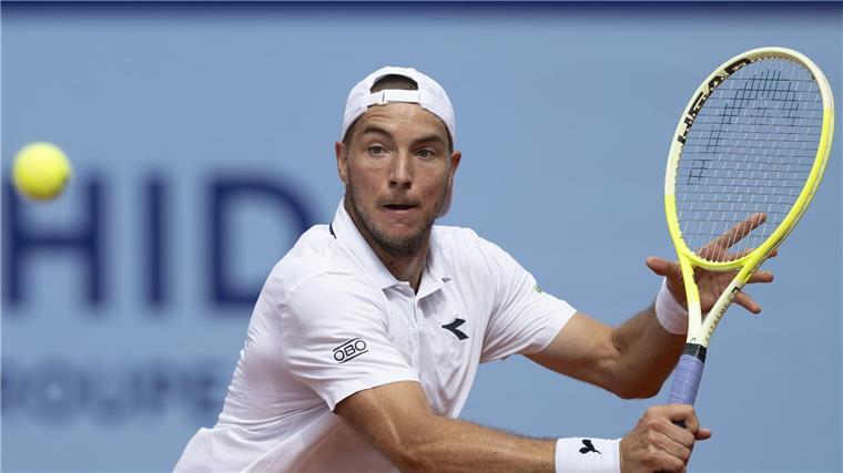 Franzosen stoppen deutsche Tennisprofis in Kitzbühel Den Aufschlag des deutlich jüngeren Franzosen Arthur Cazaux konnte Jan-Lennart Stuff nicht brechen.