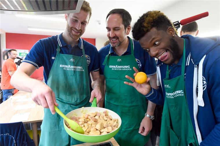 Die Eisbären Bremerhaven lernen gesundes Kochen Den Eisbären Bremerhaven machte das gesunde Kochen sichtlich Freude (von links): Evan Smotrycz, Trainer Sebastian Machowski und Quincy Diggs.