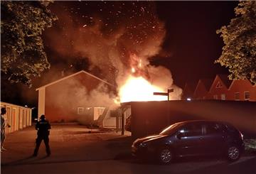Den Feuerwehrleuten gelang es, ein Übergreifen der Flammen auf die angegrenzenden Wohnhäuser zu verhindern.