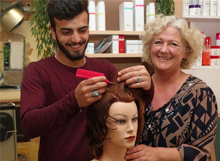 "Schlechter Ruf": Friseure in Zeven haben Nachwuchssorgen Den Friseuren geht der Nachwuchs aus. Innungsobermeisterin Michaela Fischer setzt derzeit auf Rahad Sahdi, einem Flüchtling aus dem Irak, den sie gern als Lehrling annehmen würde.