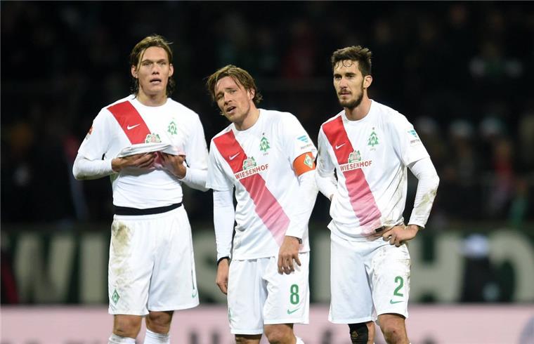 Fußball: Werder wieder ohne Heimsieg Den Fußball-Profis von Werder Bremen war die Enttäuschung nach dem 1:1 gegen Köln anzusehen. Foto Imago