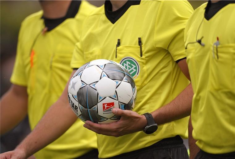 Schiedsrichter-Schwund aus Angst vor Gewalt Den Fußballverbänden laufen die Schiedsrichter davon. Es gibt immer weniger Unparteiische.