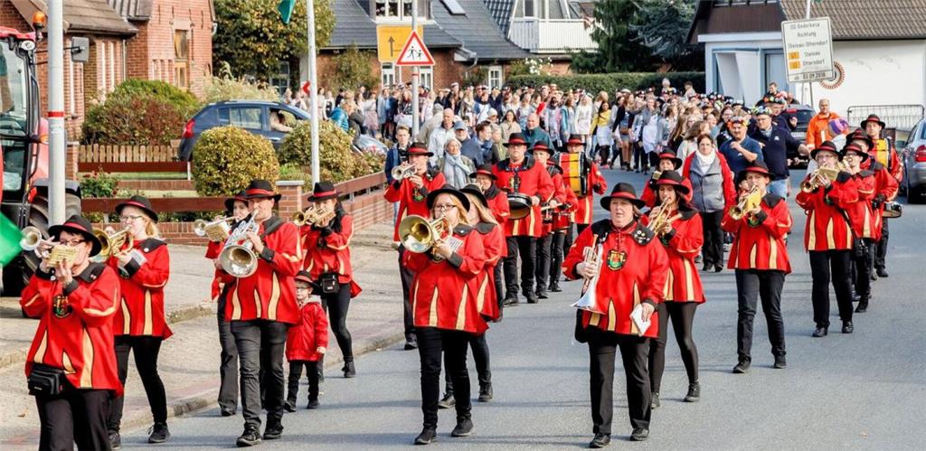 Den Holtschentanz-Umzug begleitete der Musikzug Burgdorf/Ovelgönne. Foto: Oldenb...