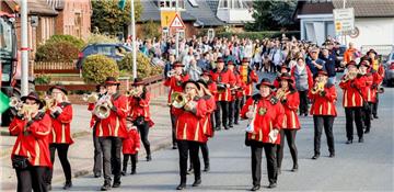 Den Holtschentanz-Umzug begleitete der Musikzug Burgdorf/Ovelgönne. Foto: Oldenb...