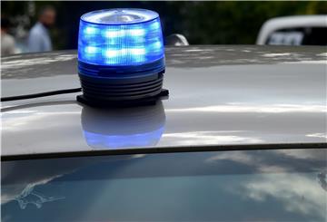 Den Kennzeichen-Dieb konnte die Polizei am Ausgang des Parkplatzes stoppen. Er hatte keinen Führerschein und sein Auto war nicht versichert. 