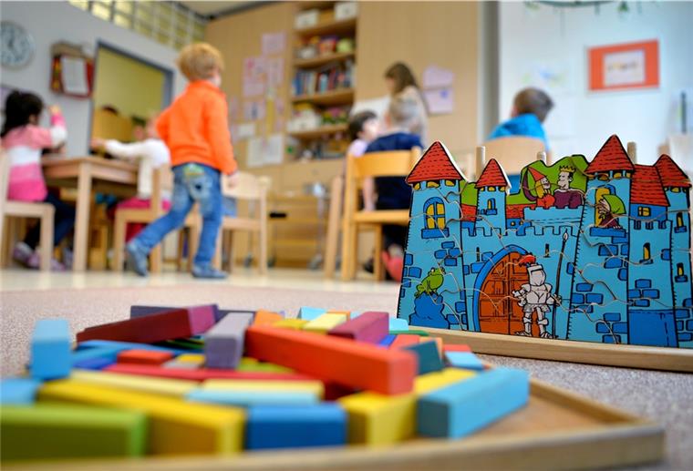 Kita-Neubau: Sittensen setzt auf Stein statt Holz Spielzeug liegt in einer Kindertagesstätte auf dem Boden