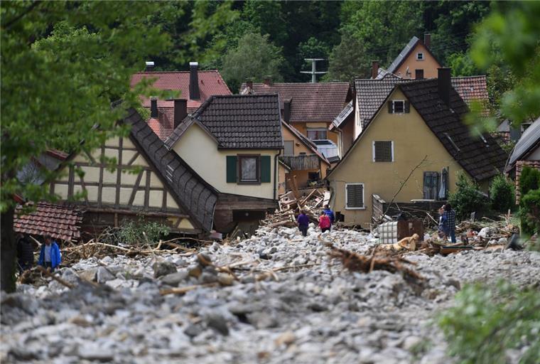 Zusammengefasst. Das war der Montag im nord24-Land Den kleinen Ort Braunsbach in Baden-Württemberg hat das Tief "Elvira" besonders stark getroffen. Auch andernorts tobten heftige Unwetter, vier Menschen starben.