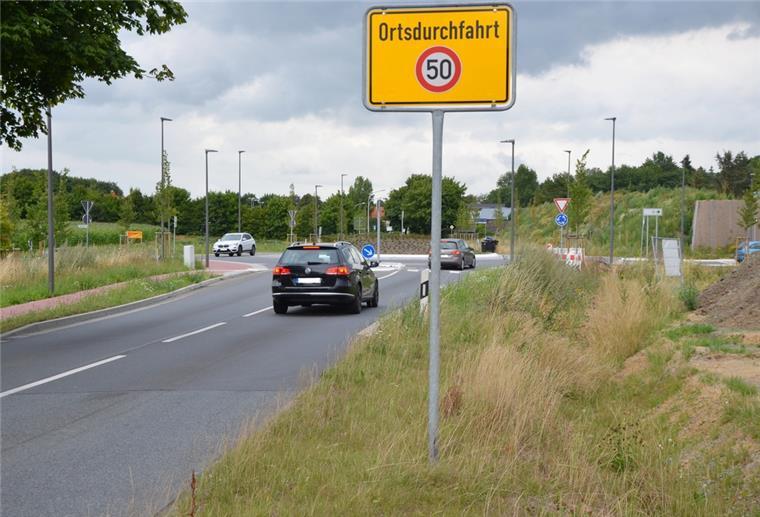 Loxstedt: Eine Ortschaft ohne Namen Den Namen „Loxstedt“ gibt es derzeit auf den Eingangstafeln nicht mehr. Die Ersatzschilder weisen lediglich auf die geschlossene Ortschaft und die Geschwindigkeitsbegrenzung hin.