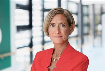 Eine Frau schaut in die Kamera.