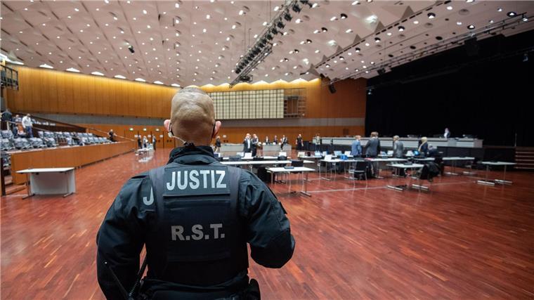 Abgas-Betrugsprozess gegen frühere VW-Manager vor Abschluss Den Prozessauftakt gegen vier Angeklagte im VW-Abgasskandal verfolgte die Weltpresse 2021 unter den damaligen Corona-Einschränkungen in der Braunschweiger Stadthalle. Nun endet das Verfahren in einem deutlich kleineren Saal. (Archivbild)