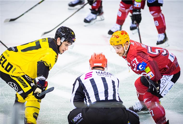 Alle Tore im Video: Fischtown Pinguins schlagen Krefeld 3:1 Colin Smith (links) und Bremerhavens Alex Friesen sind beim Anspiel absolut fokussiert.