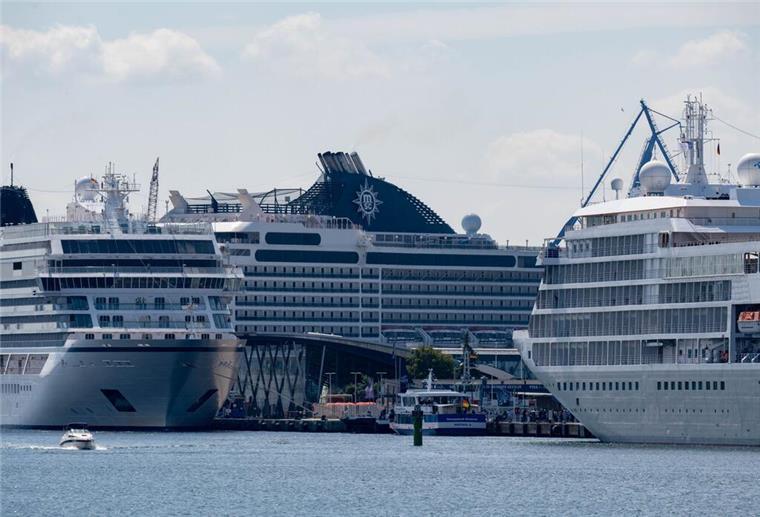 Kreuzfahrt mit dem „Golden Passport“: Weltreise für Senioren auf dem Schiff Drei Kreuzfahrtschiffe liegen in einem Hafen.