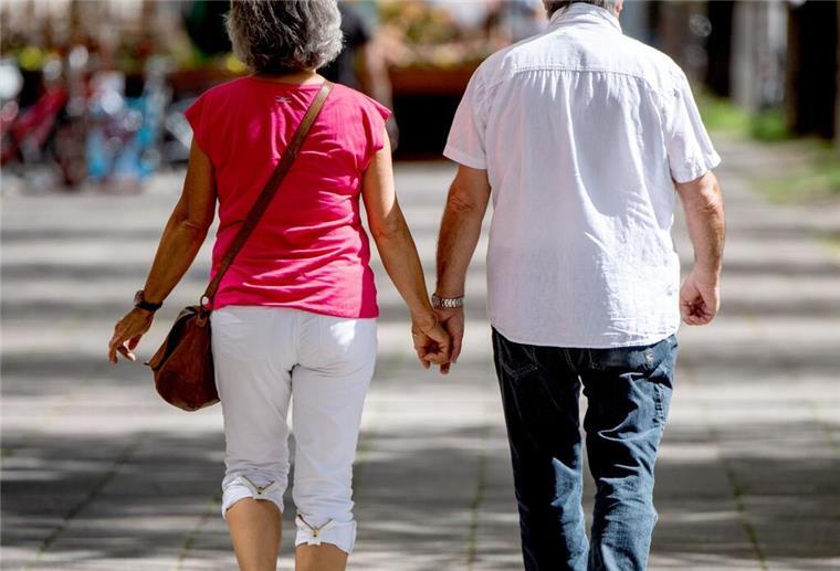 Erst mit 69 Jahren in Rente? Wer studiert hat, soll länger arbeiten Zwei ältere Menschen halten Händchen. Der Traum vom Ruhestand könnte für Millionen Menschen erst mit deutlicher Verzögerung in Erfüllung gehen.